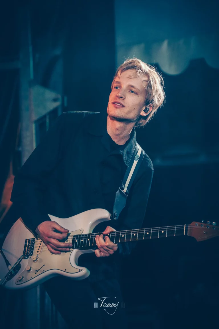 Maxence, guitariste de Rewind en gros plan pendant le concert pop rock