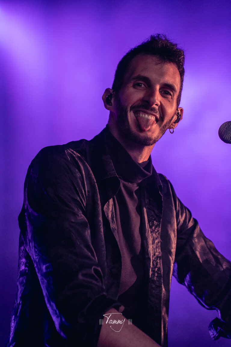 Ben, pianiste du groupe Rewind en concert – performance live pleine d’énergie.